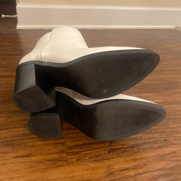 Coconuts by Matisse White Boots - Size 7.5 - Picture 4 of 5